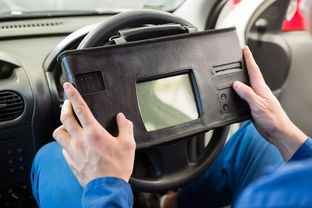 Mechanik używa diagnostycznego narzędzia w samochodzie