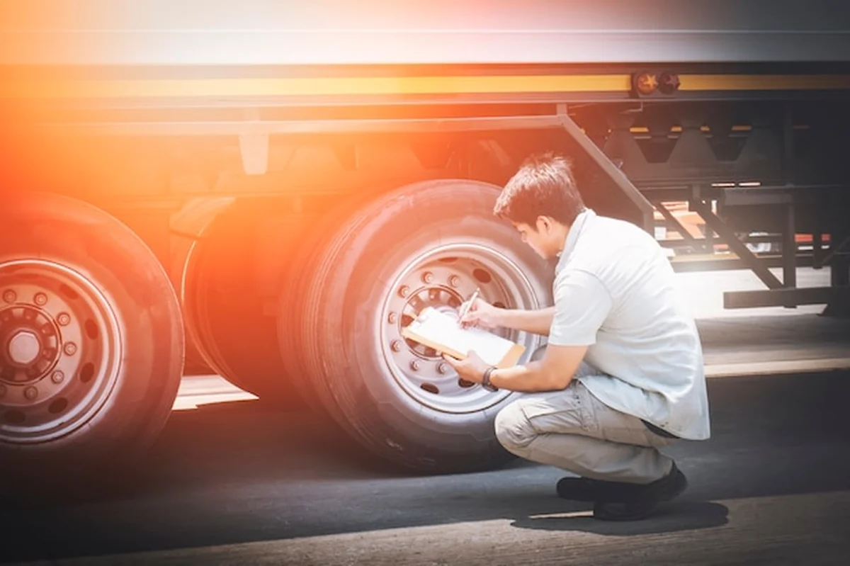 Mechanik sprawdza koła ciężarówki - kontrola opon