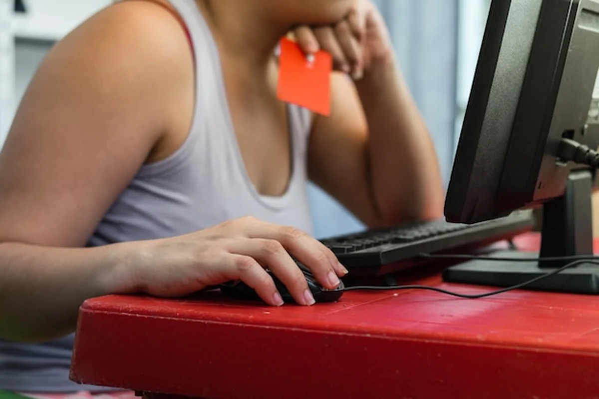 Latynoska dziewczyna robiąca zakupy online na komputerze