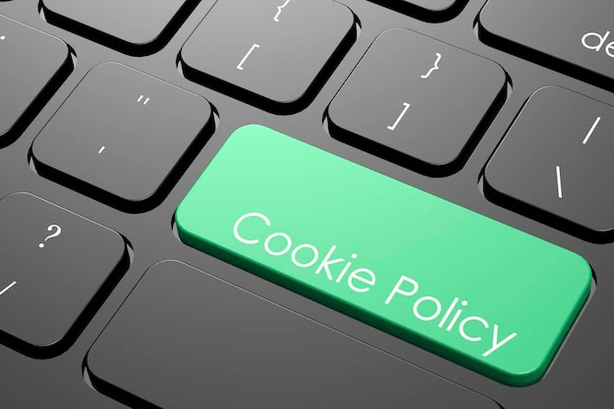 Polityka plików cookie na zielonej klawiaturze laptopa