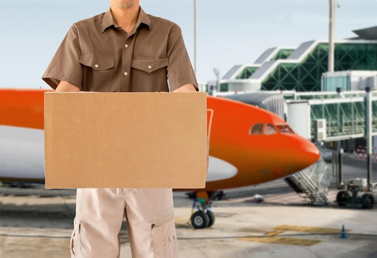 Samolot towarowy z paczkami lotniczymi w tle