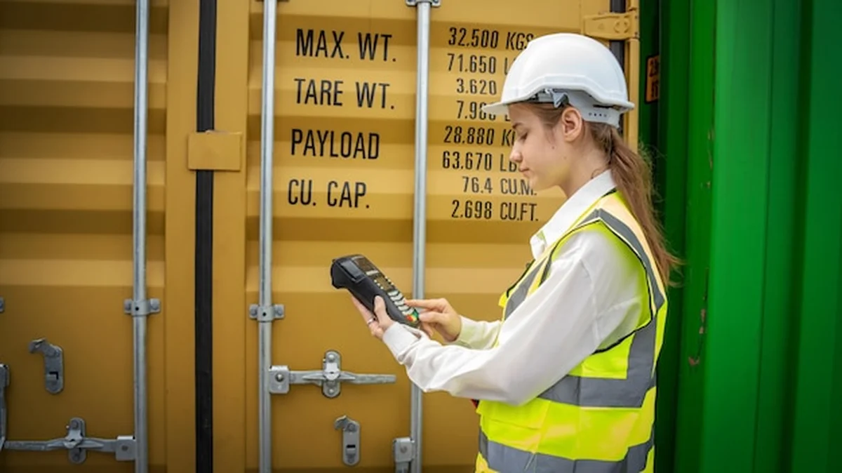 Kobieta brygadzista i operator przy urządzeniu do sprawdzania kodu kontenera cargo