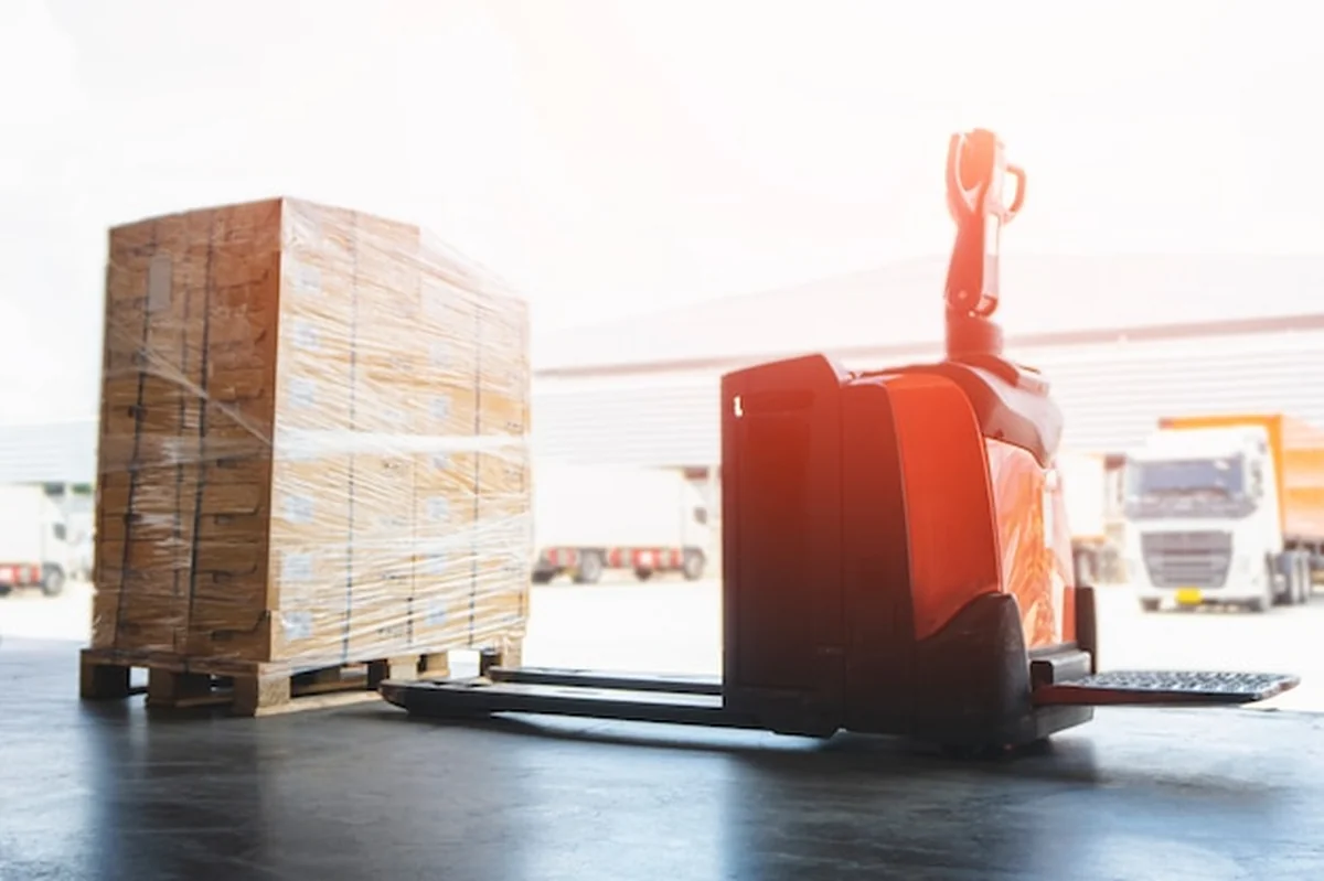 Elektryczny wózek widłowy z paletami i łańcuchem dostaw