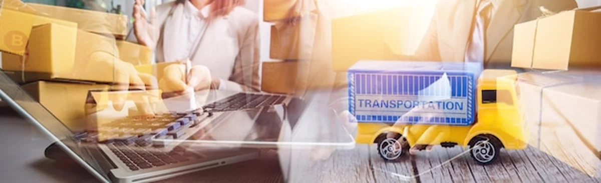 Azjatka pracuje na laptopie z pudełkiem