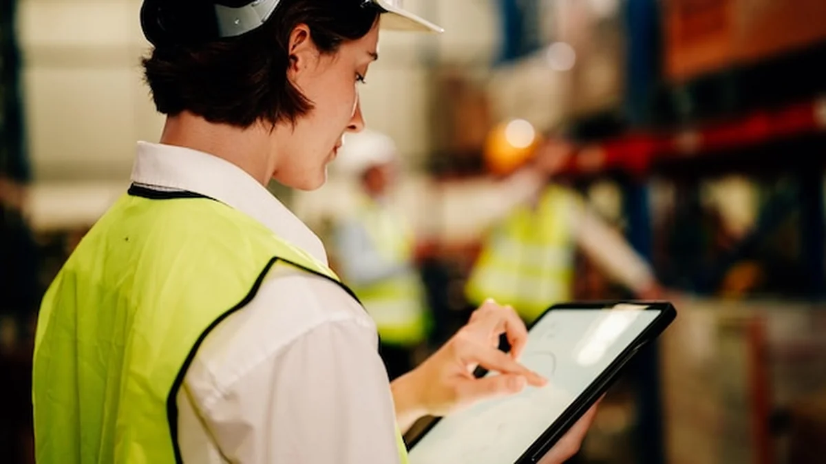 Inżynier magazynu z kamizelką bezpieczeństwa i tabletem