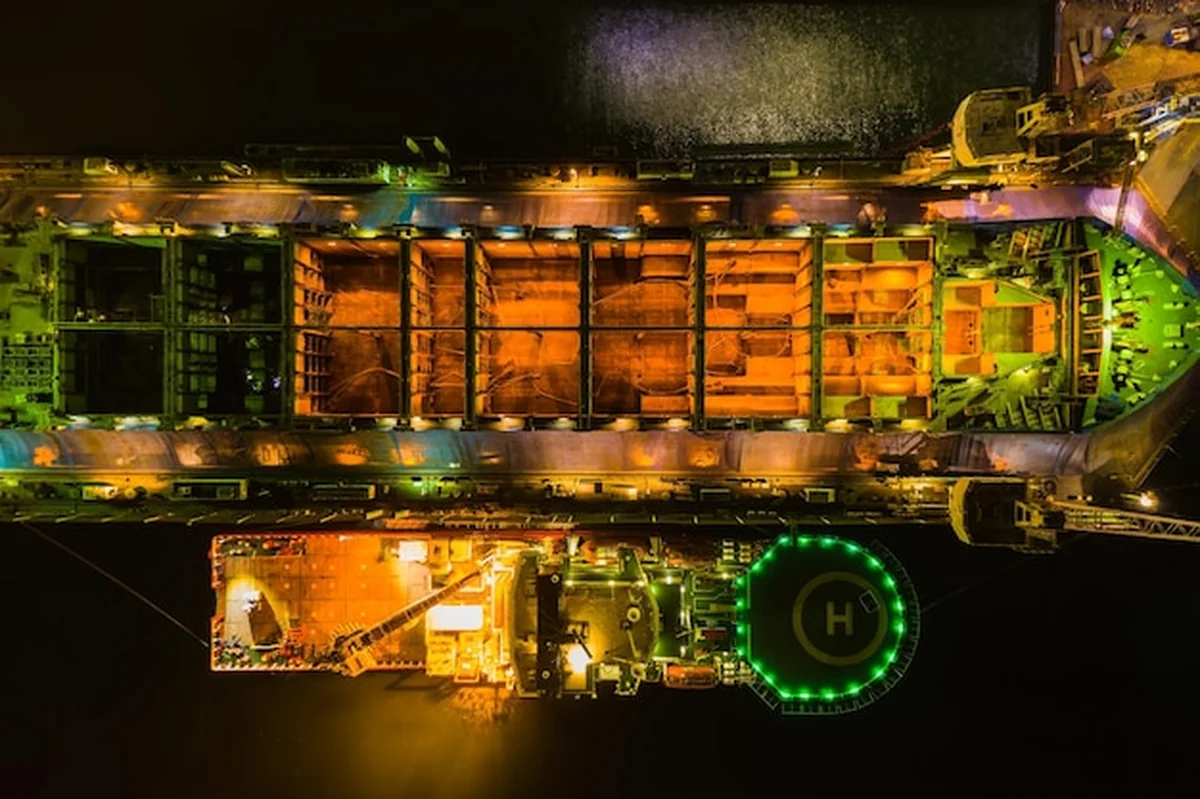 Przemysłowy stocznia nocą z dużego kąta