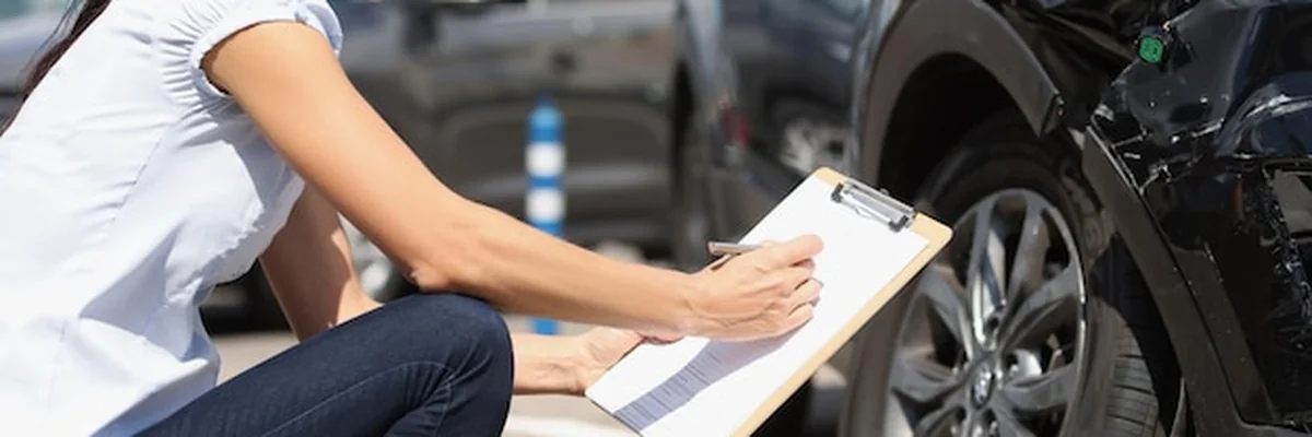 Agent ubezpieczeniowy ewidencjonuje uszkodzenia samochodu powypadkowe ubezpieczenie samochodu i odszkodowanie pieniężne