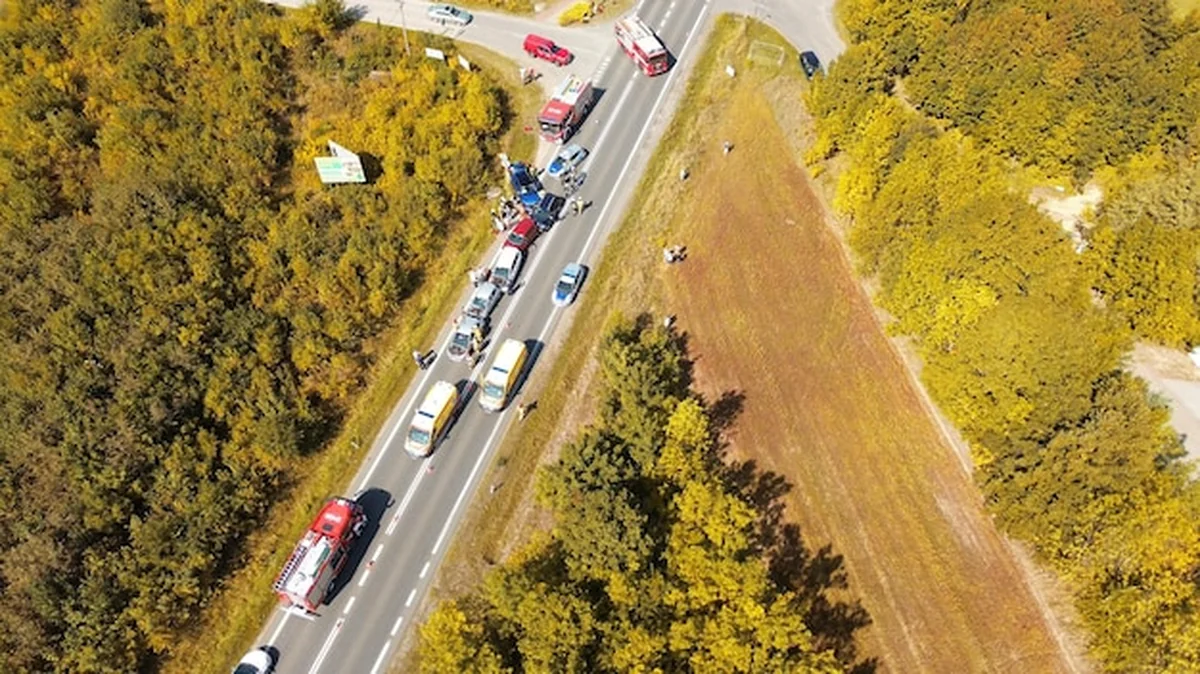 Wypadek drogowy z udziałem zespołów ratowniczych i pojazdów