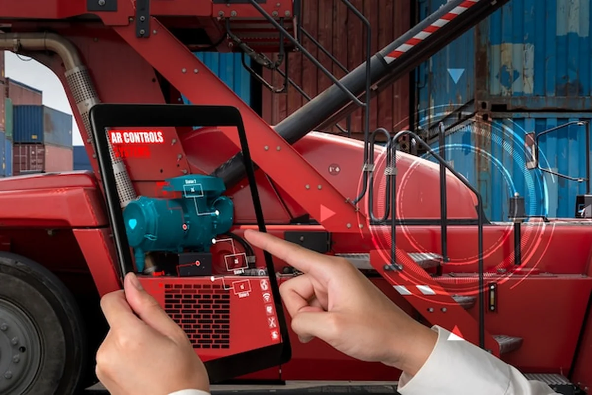 Inżynier korzysta z oprogramowania AR na linii produkcyjnej inteligentnej fabryki