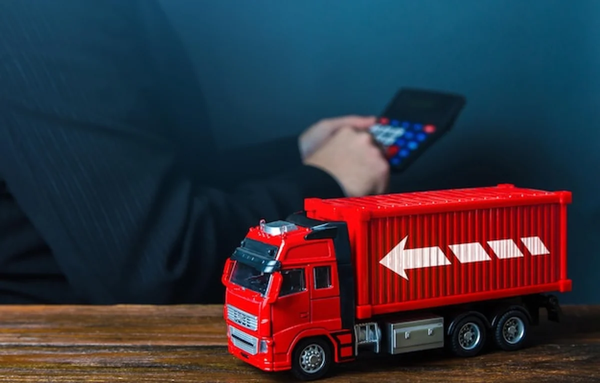 Biznesmen kalkuluje koszty wysyłki z algorytmem wyznaczania tras i stawkami przewozowymi