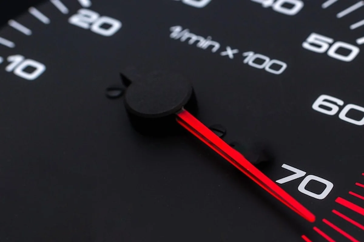 Deska rozdzielcza samochodu z licznikami prędkości i obrotów