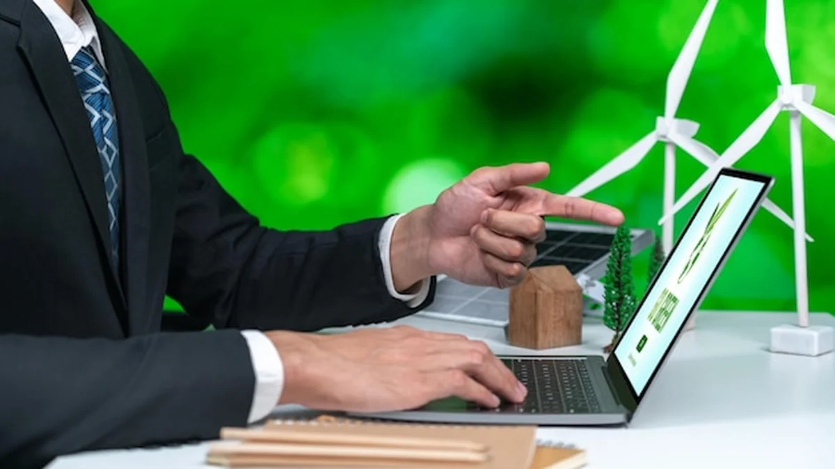 Przedsiębiorca w biurze opracowuje plan energetyczny