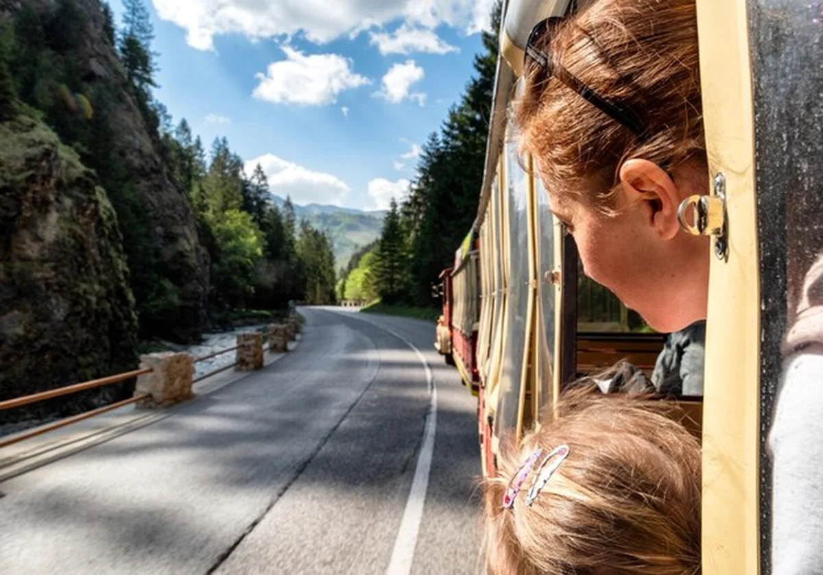 Turyści patrzący z pociągu na turystę we wsi Terchova na Słowacji