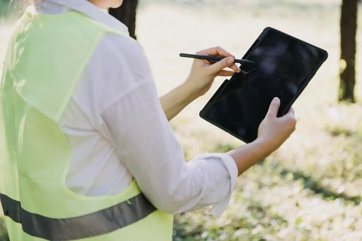 Inżynier budowlany w biurze nad projektem dużych budynków komercyjnych