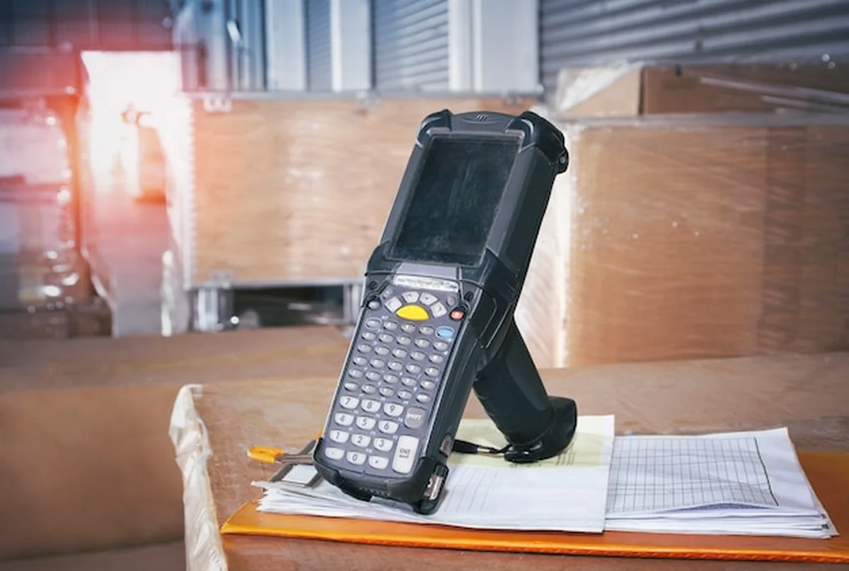 Skaner kodów kreskowych w magazynie z narzędziami komputerowymi do zarządzania zapasami