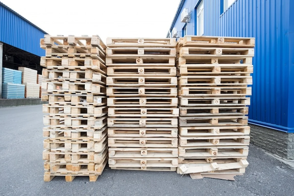 Stos drewnianych palet w magazynie