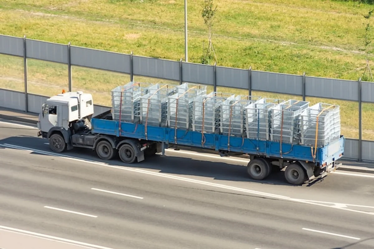 Transport i dostawa ładunku na autostradzie z przyczepą, metalowe skrzynie transportowe
