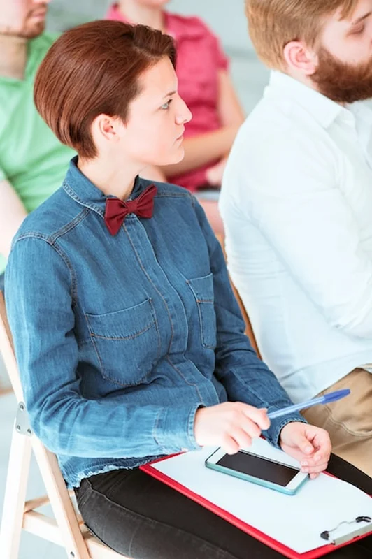 Prelegent na spotkaniu biznesowym w sali konferencyjnej