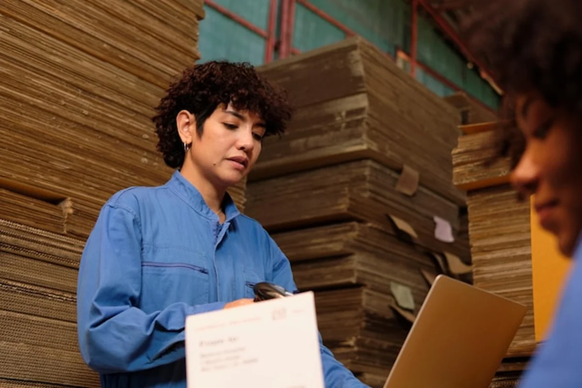 Dwóch pracowników skanuje kody kreskowe w magazynie