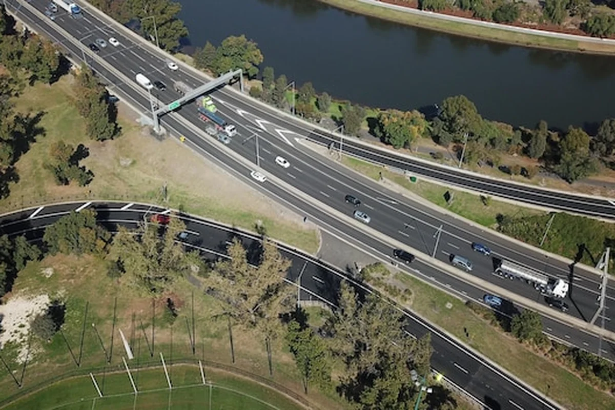 Wysoki kąt widoku autostrady w mieście