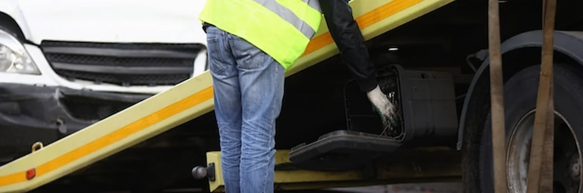 Rozbity samochód na lawecie zbliżenie