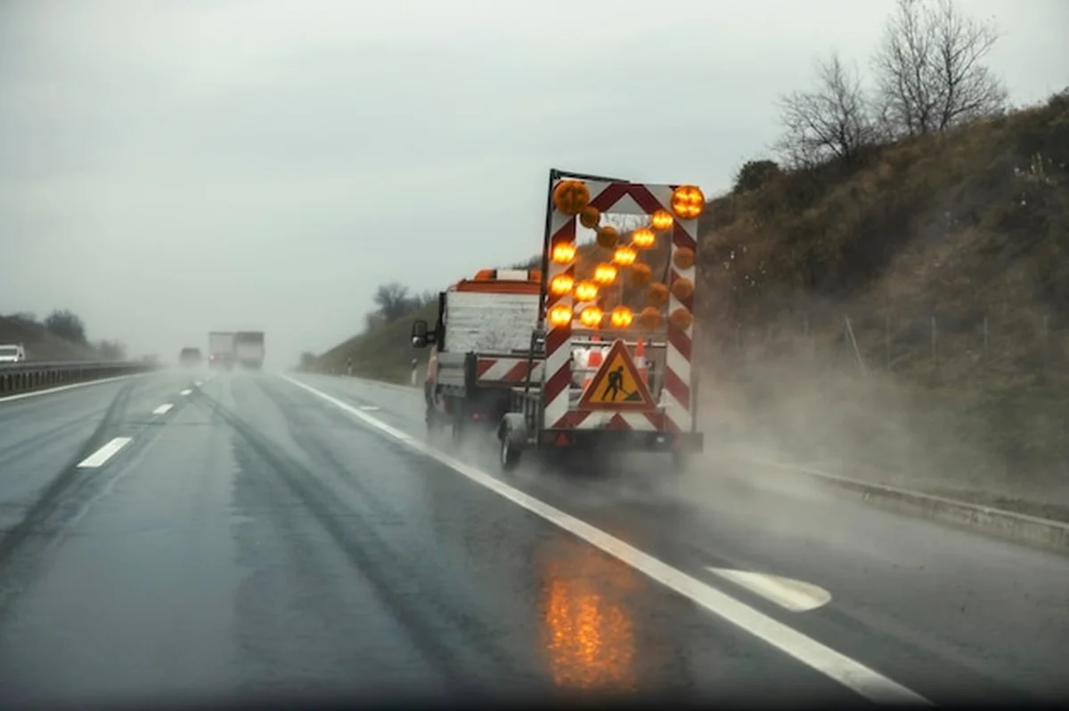 Znak drogowy dla strefy budowlanej na autostradzie w deszczową pogodę