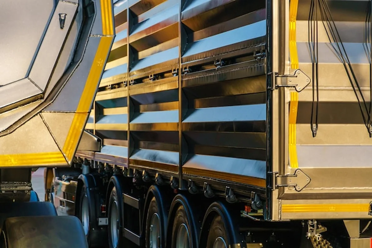 Transport drogowy ładunków przez naczepę cysternę. Załadunek i rozładunek towarów