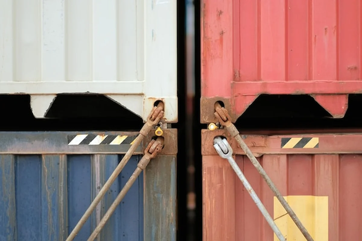 Procedura wiązania kontenerów przed przewozem intermodalnym