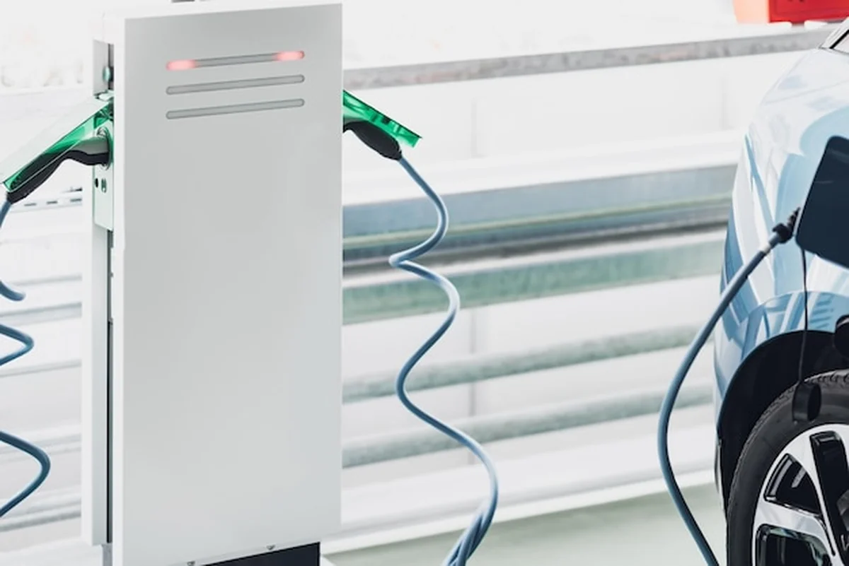 Pojazd elektryczny podczas ładowania