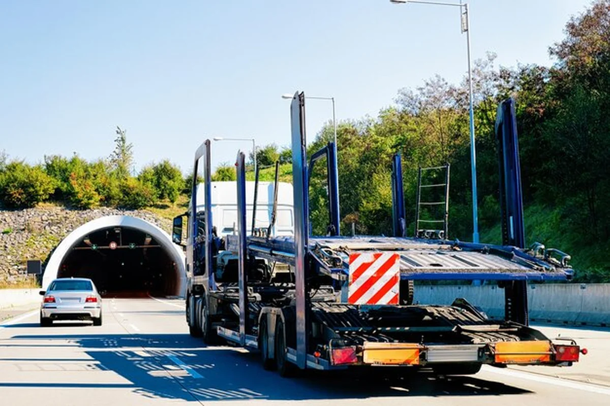Pusta ciężarówka na autostradzie w Polsce. Transporter ciężarowy
