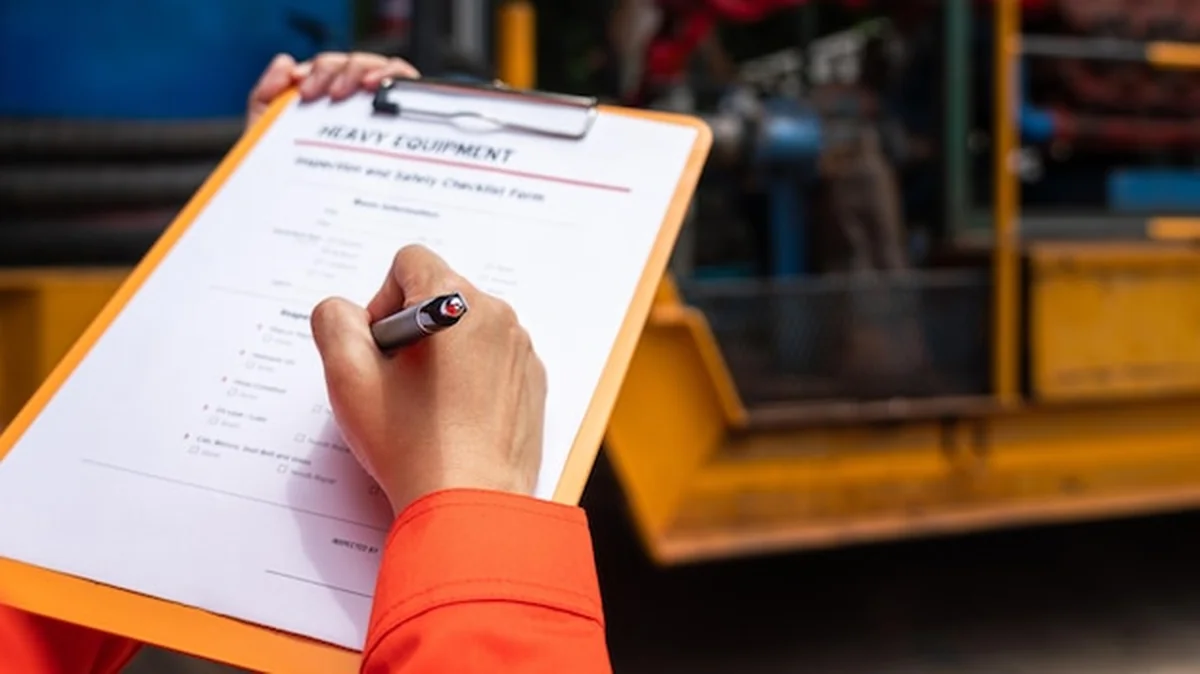 Inżynier sprawdza listę kontroli ciężkich maszyn i sprzętu