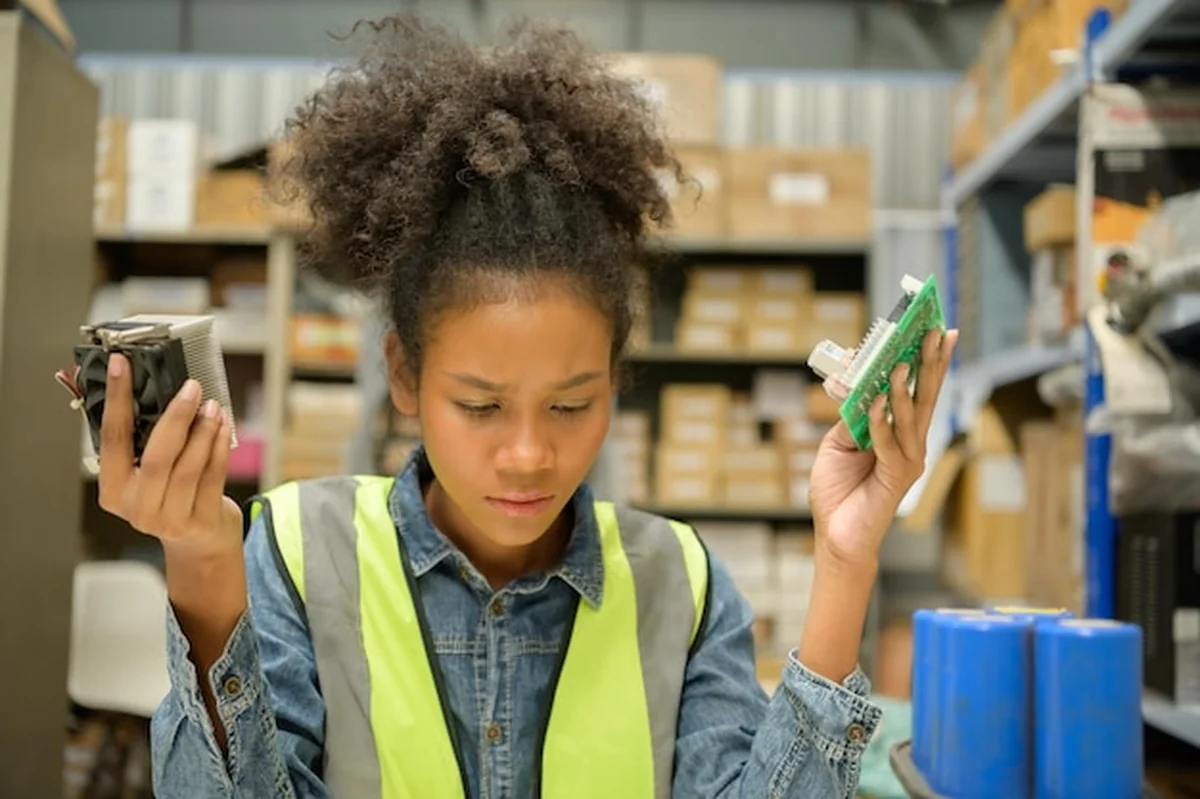 Pracowniczka magazynowa licząca przedmioty w magazynie przemysłowym