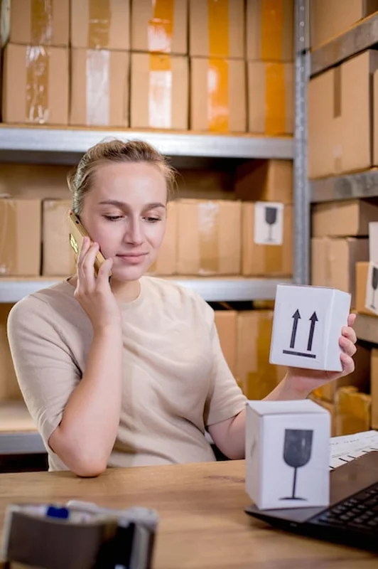 Kobieta komunikująca się przez telefon lub tablet w biznesie online