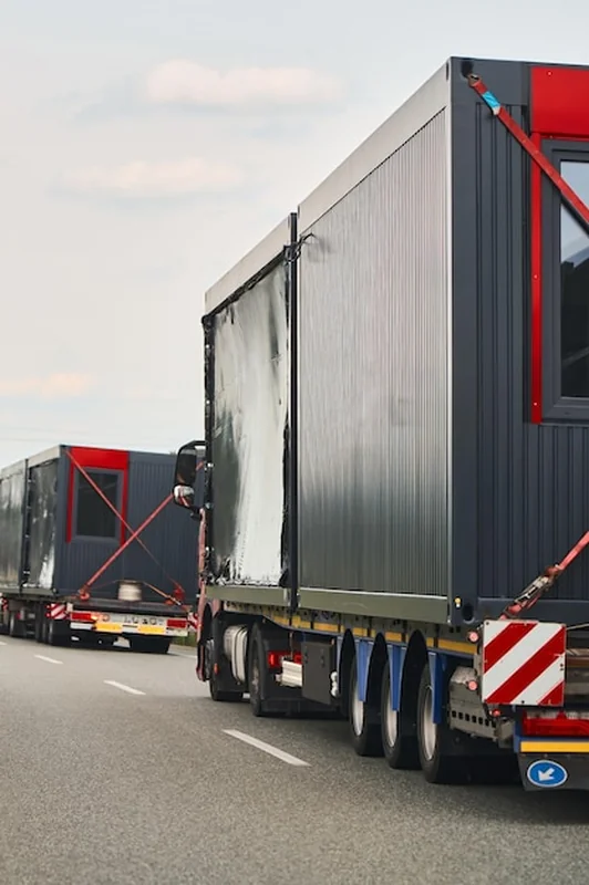 Ciężarówka przewozi dom mobilny