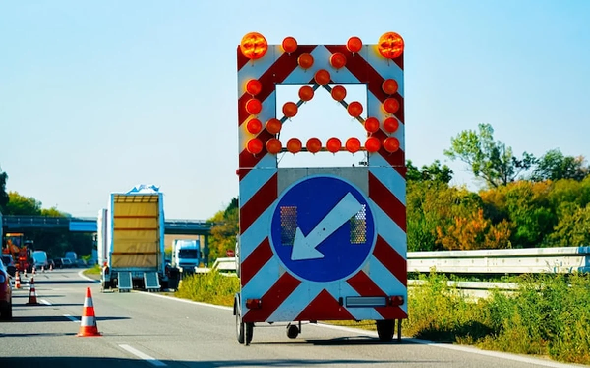 Samochód ciężarowy na jezdni podczas robót drogowych. Ulica wakacyjna wycieczka na autostradzie