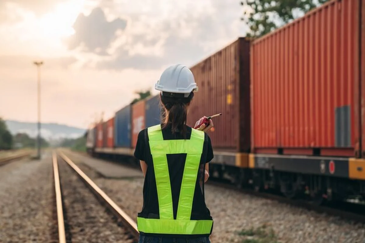 Przedstawiciel sprawdzający zapasy w wagonach pociągów towarowych i kontenerach morskich