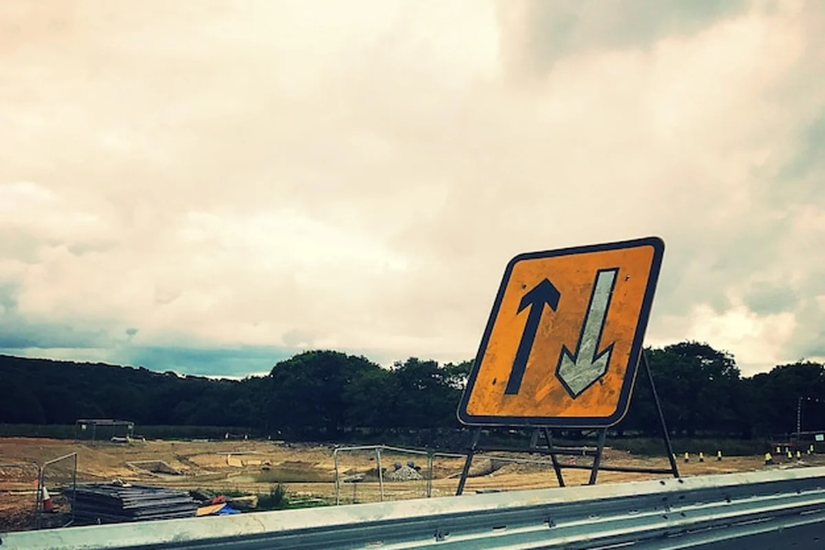 Znak drogowy na tle nieba