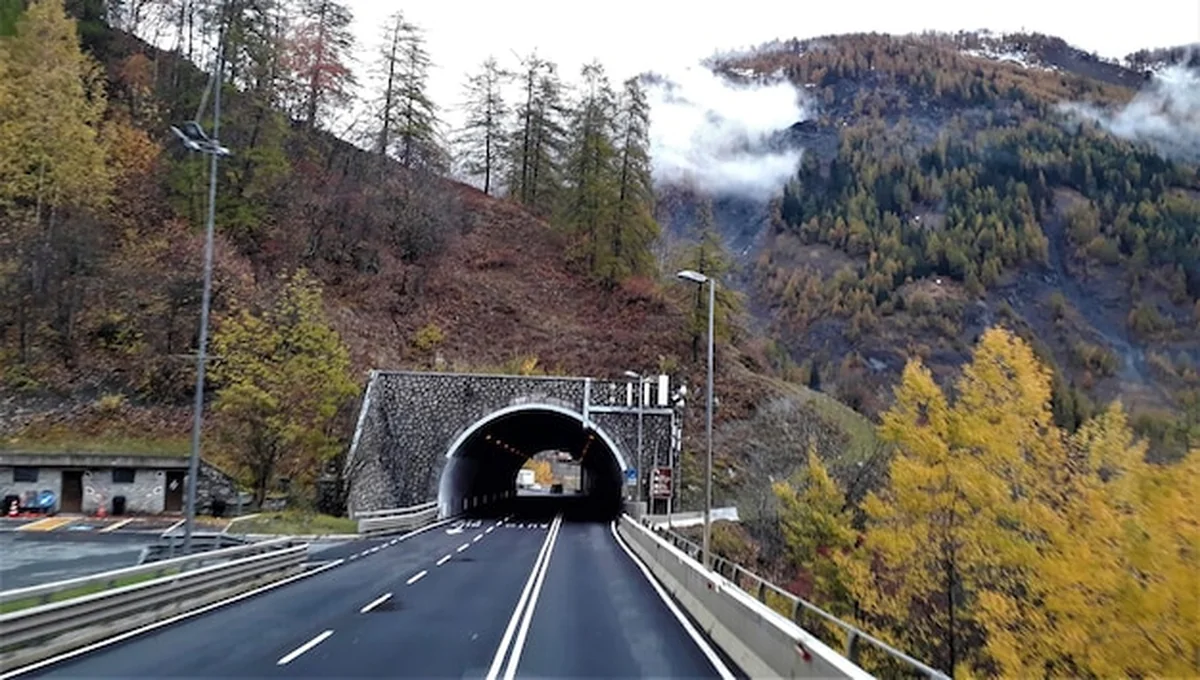 Droga z tunelem w górach