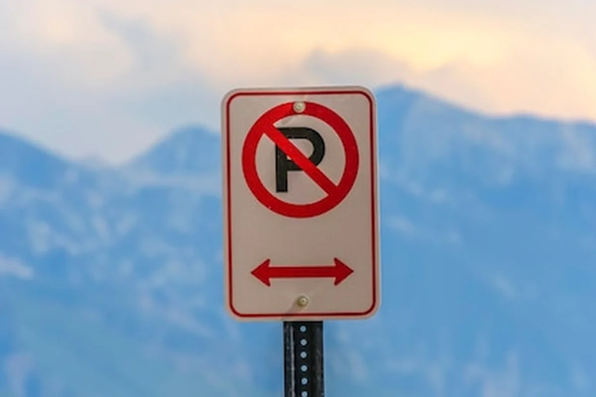 Znak drogowy na tle nieba