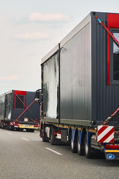 Jakie są wymiary naczepy tira? Transport i ładowność pojazdu